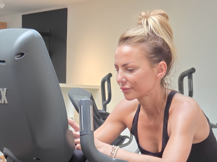 Kvinna tränar på en konditionsmaskin på Trosa Sportsclub.